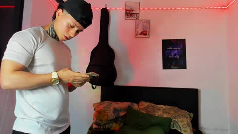 Snapshot of alessandro_wolf chatting on December 8, 2024, 2:28 am Alessandro online show from December 8, 2024, 2:28 am