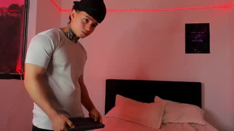Snapshot of alessandro_wolf chatting on February 24, 2025, 3:31 pm Alessandro online show from February 24, 2025, 3:31 pm