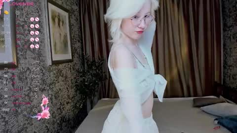 Lola online show from October 10, 2025, 1:32 pm