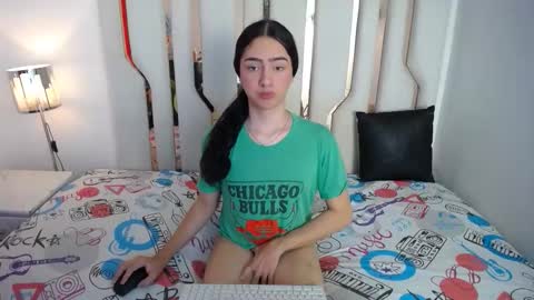 Snapshot of alexis_brown11 chatting on October 31, 2025, 12:33 am -- ALEXIS -- online show from October 31, 2025, 12:33 am