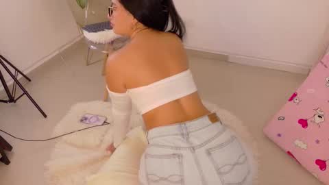 Snapshot of alia_peach_ chatting on December 3, 2025, 4:31 am Alia online show from December 3, 2025, 4:31 am