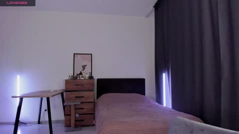 alice_dias online show from December 22, 2024, 4:27 pm