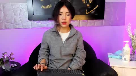  Alice Evans online show from January 9, 2025, 12:30 pm