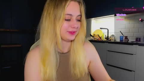 Snapshot of alice_wander chatting on May 26, 2026, 10:17 pm Alice online show from May 26, 2026, 10:17 pm