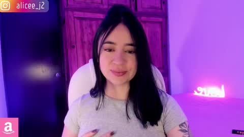 Snapshot of alicee_2 chatting on February 19, 2025, 5:06 pm Aliceee .. 97YP9VWGZHrefnav wishlist lists 1 online show from February 19, 2025, 5:06 pm