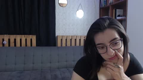 alicee_logan_ online show from February 6, 2025, 4:53 am
