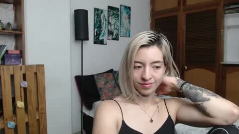Snapshot of alicee_logan_ chatting on April 20, 2026, 3:42 am alicee_logan_ online show from April 20, 2026, 3:42 am