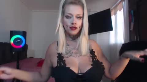 aliceesmiths online show from November 19, 2025, 12:27 pm