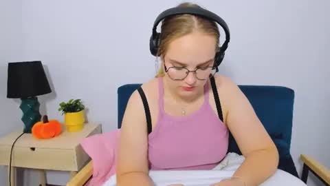 Snapshot of alicesensitive chatting on November 4, 2025, 12:04 pm alicesensitive online show from November 4, 2025, 12:04 pm