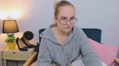 Snapshot of alicesensitive chatting on November 17, 2025, 3:18 pm alicesensitive online show from November 17, 2025, 3:18 pm