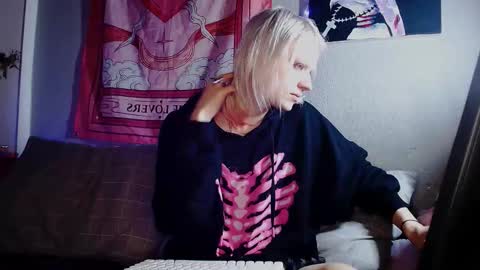 Snapshot of alien_bella chatting on February 9, 2026, 4:11 pm Alien Bella online show from February 9, 2026, 4:11 pm