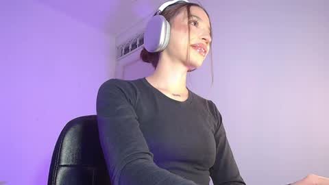 Snapshot of alina_lee01 chatting on May 19, 2026, 1:56 am NYX online show from May 19, 2026, 1:56 am