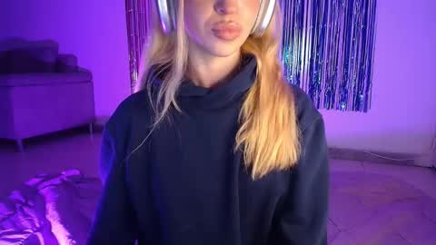 Snapshot of alina_lee_t chatting on October 22, 2025, 2:23 am Alina online show from October 22, 2025, 2:23 am