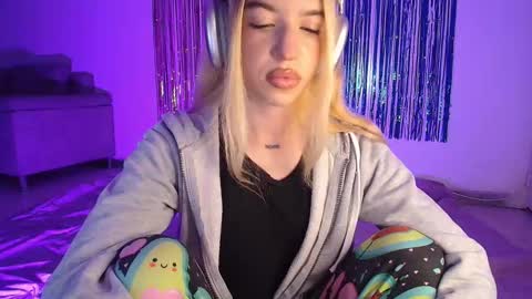 Snapshot of alina_lee_t chatting on October 25, 2025, 3:03 am Alina online show from October 25, 2025, 3:03 am