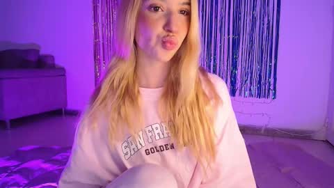 Snapshot of alina_lee_t chatting on November 6, 2025, 2:56 am Alina online show from November 6, 2025, 2:56 am