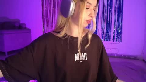 Snapshot of alina_lee_t chatting on November 11, 2025, 2:11 am Alina online show from November 11, 2025, 2:11 am