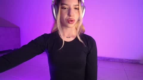 Snapshot of alina_lee_t chatting on November 13, 2025, 2:10 am Alina online show from November 13, 2025, 2:10 am