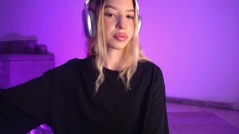 Snapshot of alina_lee_t chatting on November 15, 2025, 3:37 am Alina online show from November 15, 2025, 3:37 am