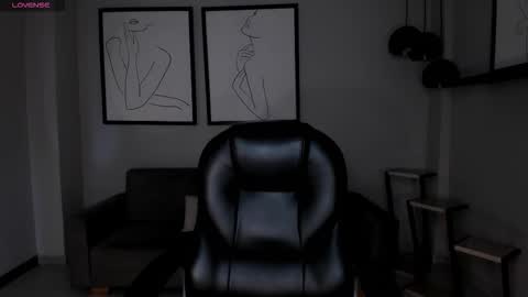 alinakravitz_ online show from November 1, 2025, 11:56 am