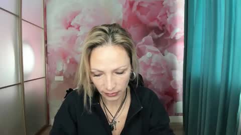 Snapshot of alinamoor chatting on October 21, 2025, 5:41 am AlinaMoor online show from October 21, 2025, 5:41 am