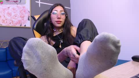 aliss_angel_ online show from April 7, 2026, 8:09 pm