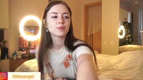 Snapshot of alitaangel_ chatting on January 5, 2025, 11:04 am A L I T A online show from January 5, 2025, 11:04 am