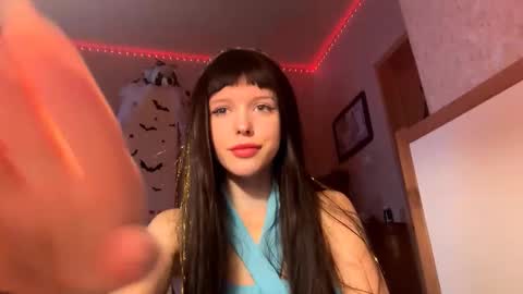 Lina online show from November 1, 2025, 9:33 am