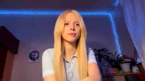 Lina online show from November 17, 2025, 3:18 pm