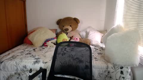 Snapshot of allierose_ chatting on December 13, 2024, 7:10 pm Allie online show from December 13, 2024, 7:10 pm