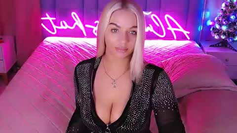 AlwaysHot online show from December 19, 2025, 2:07 am