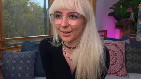 Snapshot of allyelliot chatting on October 28, 2025, 8:55 pm Ally Elliot online show from October 28, 2025, 8:55 pm