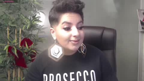 Snapshot of allyiah chatting on December 19, 2024, 11:35 pm online show from December 19, 2024, 11:35 pm