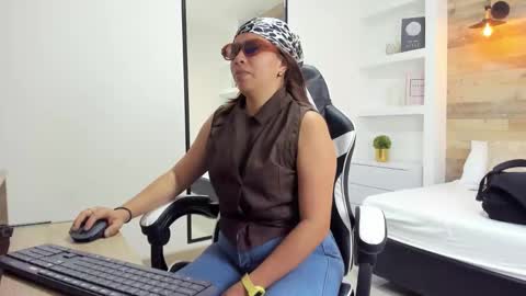 Snapshot of alma_fenix chatting on October 8, 2025, 12:25 pm ALMA FENIX online show from October 8, 2025, 12:25 pm