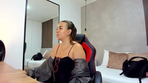 Snapshot of alma_fenix chatting on October 22, 2025, 12:27 pm ALMA FENIX online show from October 22, 2025, 12:27 pm