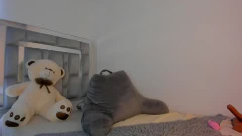 Snapshot of almabelle_ chatting on April 22, 2026, 7:11 am ALMA BELLE online show from April 22, 2026, 7:11 am