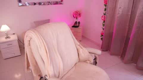 Alondra online show from February 18, 2025, 8:03 pm