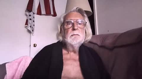 Snapshot of alphauniform chatting on October 15, 2025, 1:55 pm AlphaUniform online show from October 15, 2025, 1:55 pm