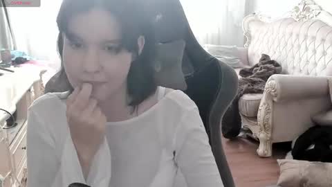 alyaska_yang online show from June 25, 2026, 2:32 pm