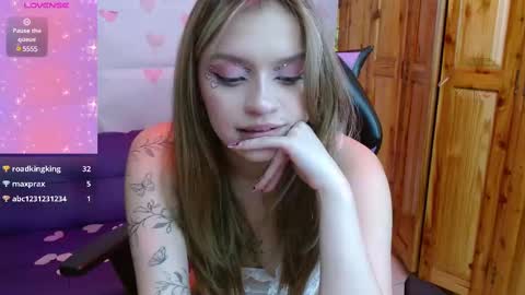 Snapshot of alyy_cute chatting on February 14, 2025, 7:33 pm Alyy online show from February 14, 2025, 7:33 pm