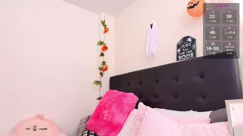 Isabella online show from October 14, 2025, 6:52 pm