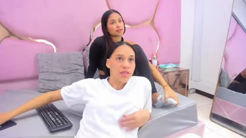 Amia y Sofia online show from October 19, 2025, 7:47 pm