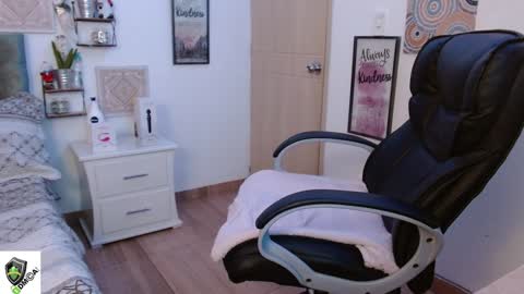 Snapshot of amalia_brunette chatting on December 11, 2024, 2:30 am AMALIA online show from December 11, 2024, 2:30 am