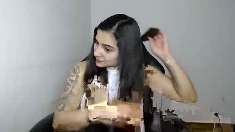 The queen of the biceps  online show from April 6, 2026, 7:04 pm