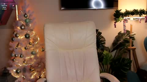 Amanda  fox online show from December 7, 2024, 7:43 pm