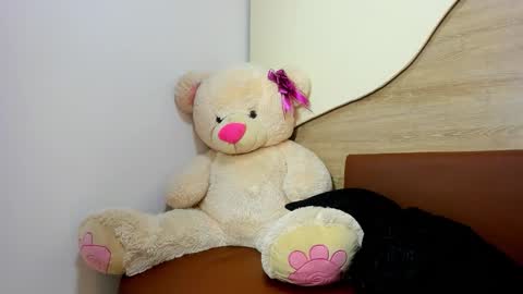 amara_brunet online show from November 14, 2025, 2:27 pm