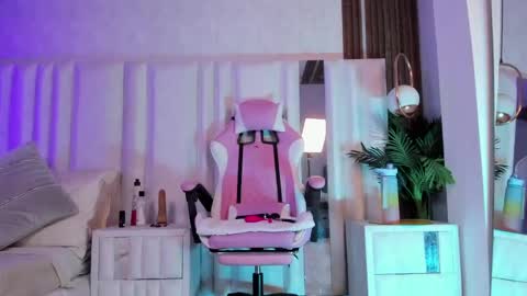 Snapshot of amara_lunee chatting on June 4, 2026, 5:24 am AMARA online show from June 4, 2026, 5:24 am