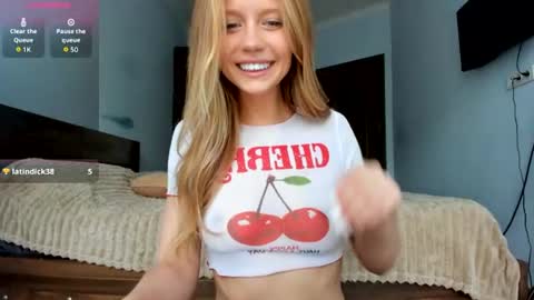 Snapshot of amazing_roxana chatting on July 16, 2026, 3:29 pm Roxy online show from July 16, 2026, 3:29 pm