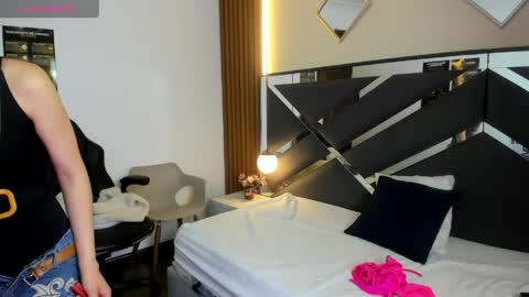 Ambar Ross online show from April 1, 2026, 2:03 pm