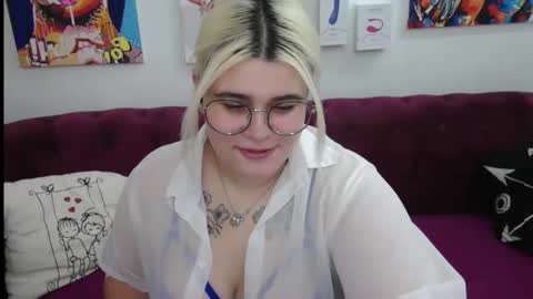 Amber online show from November 4, 2025, 2:32 am