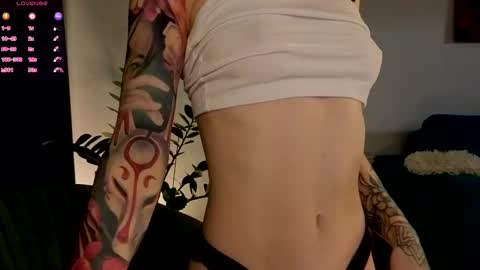 Snapshot of ambientmoon chatting on November 5, 2025, 5:02 pm Moon inst 4mbientmoon online show from November 5, 2025, 5:02 pm